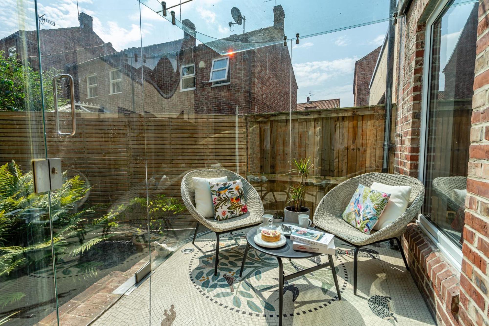 16 Hunt Court * York